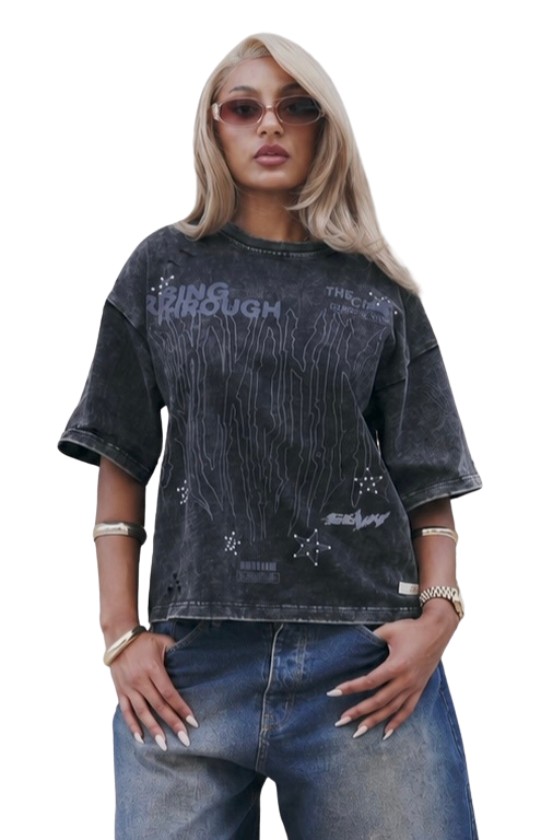 Femme portant le t-shirt SEVN Reckoning noir délavé oversize de face