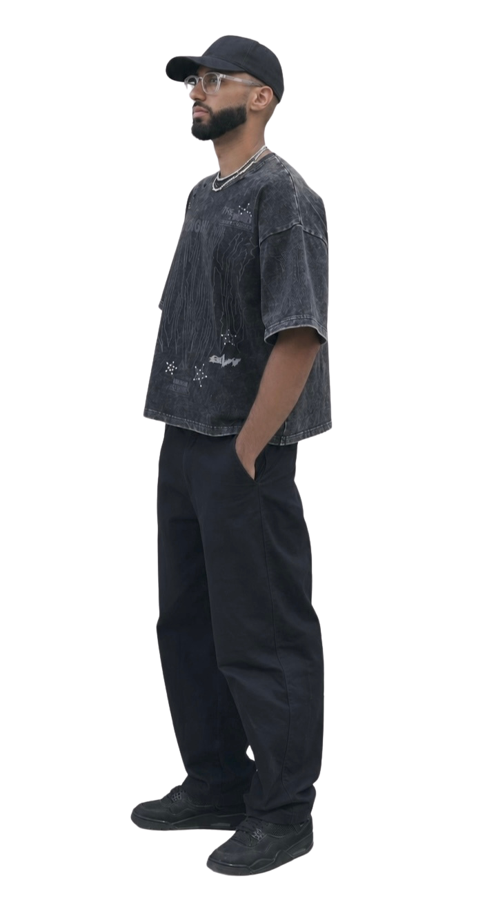 Homme portant le t-shirt SEVN Reckoning noir délavé oversize vu de profil